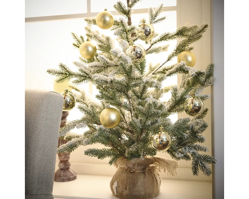 Zdobený miniaturní vánoční stromek s koulemi