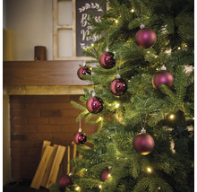 Ozdobený vánoční stromek s baňkami a světly