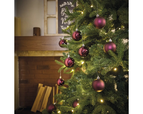 Ozdobený vánoční stromek s baňkami a světly