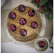 Ozdobné vánoční koule na dřevěném talíři