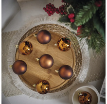 Ozdobné vánoční koule na kulatém podnosu s vánoční dekorací