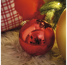 Vánoční scéna s vánočními koulemi na koberci