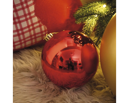 Vánoční scéna s vánočními koulemi na koberci