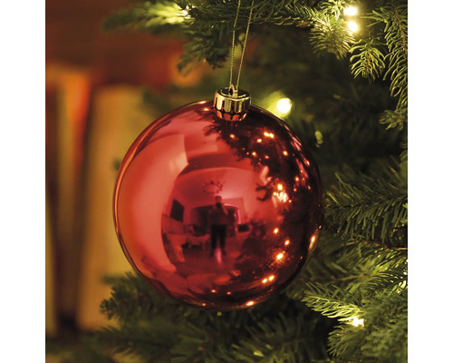 Červená vánoční ozdoba na vánočním stromku