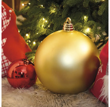 Ozdobné vánoční koule ve zlaté a červené barvě pod vánočním stromkem