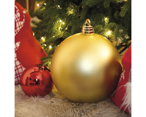 Ozdobné vánoční koule ve zlaté a červené barvě pod vánočním stromkem