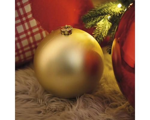 Ozdobná vánoční koule na měkkém koberci