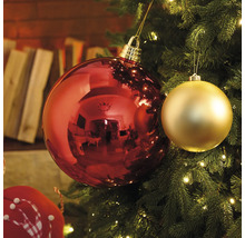 Vánoční strom s červenými a zlatými ozdobami.