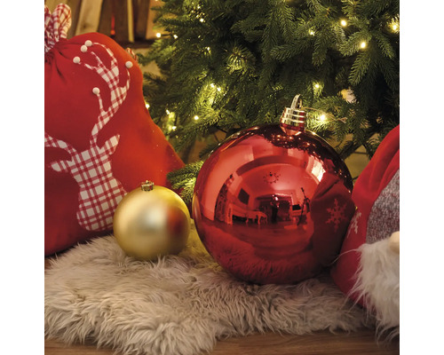 Vánoční dekorace s vánočními koulemi a dárkovým pytlem pod vánočním stromkem se světýlky