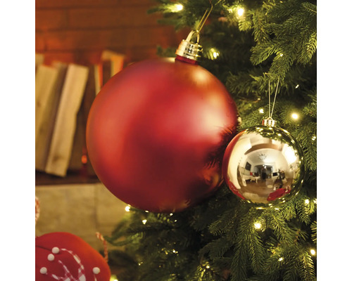 Ozdobený vánoční strom s ozdobami