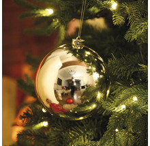 Vánoční strom s lesklou vánoční koulí