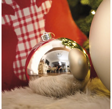 Detailní záběr stříbrné vánoční koule na chlupatém koberci