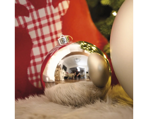 Detailní záběr stříbrné vánoční koule na chlupatém koberci