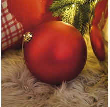 Červená vánoční koule na koberci