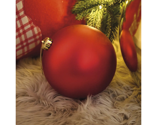 Červená vánoční koule na koberci