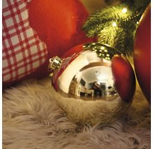 Dekorativní vánoční koule na chlupatém koberci