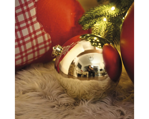 Dekorativní vánoční koule na chlupatém koberci