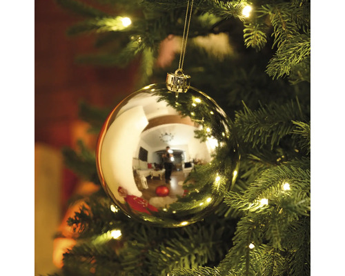 Vánoční stromek se zlatou vánoční koulí