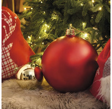 Ozdobený vánoční strom s vánočními koulemi a dekoracemi