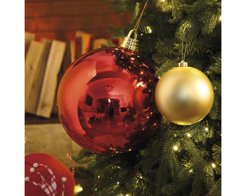 Detail červených a zlatých vánočních koulí na vánočním stromku