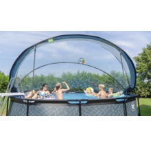 Kulatý bazén se střechou a hrajícími si dětmi na zahradě.