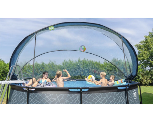 Kulatý bazén se střechou a hrajícími si dětmi na zahradě.