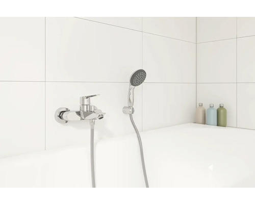 Nástěnná sprchová baterie s ruční sprchou a sprchovou hadicí v koupelně