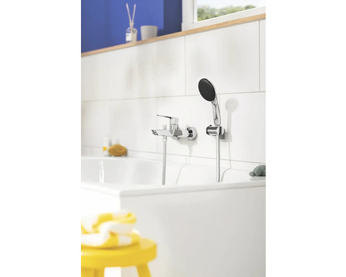 Koupelna s vanou, baterií a ruční sprchou