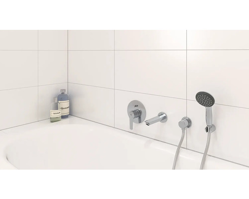 Koupelna s baterií, ruční sprchou, mýdlem a šamponem