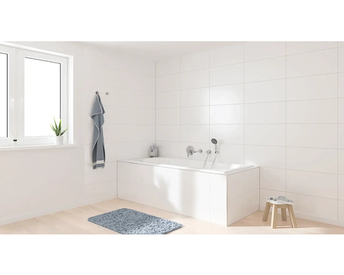 Koupelna s vanou, ručníkem, oknem, stoličkou a kobercem