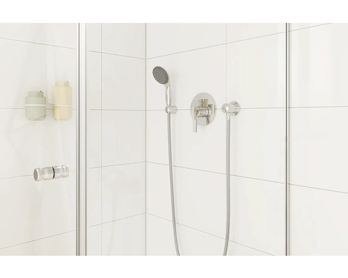 Koupelna se sprchovou armaturou, sprchovou hlavicí a dávkovačem mýdla