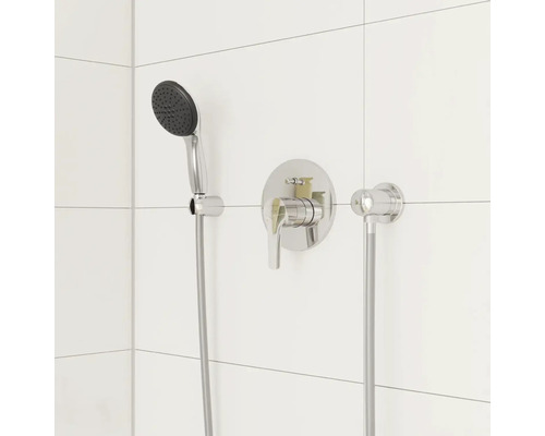 Nástěnná sprchová baterie s ruční sprchou v koupelně