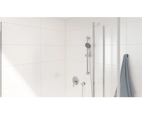 Sprchový kout s sprchovou soupravou a držákem na ručníky na zdi