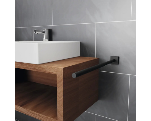 Detailní pohled na umyvadlo s držákem na ručníky v koupelně