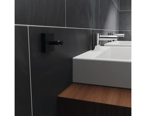 Koupelna se dvěma umyvadly, bateriemi a háčkem na ručníky