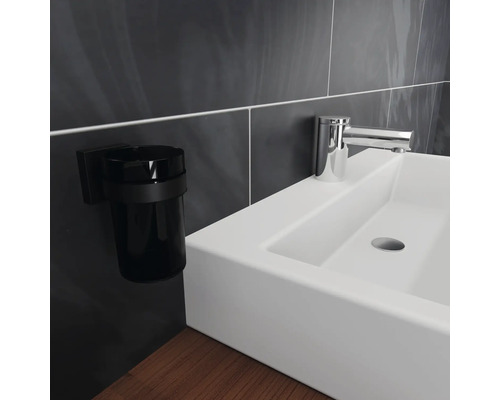 Umyvadlo s kohoutkem a držákem na kelímek na zubní kartáčky v koupelně