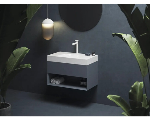 Umyvadlo s umyvadlem, baterií, zrcadlem, lampou a ručníky v koupelně