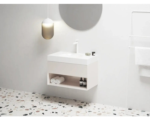 Moderní koupelna s umyvadlovou skříňkou, zrcadlem a držákem na ručníky