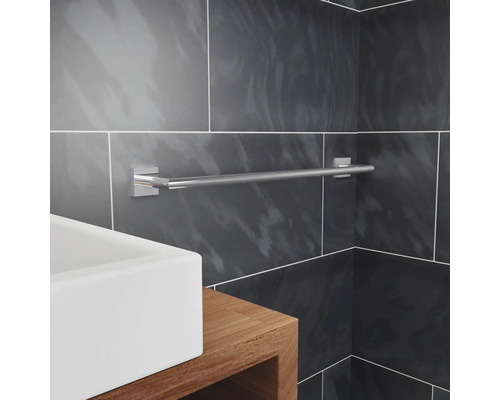 Pohled na koupelnu s držákem na ručníky na zdi