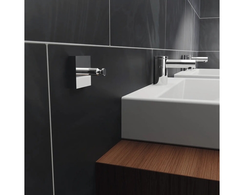 Koupelna s umyvadly, bateriemi a háčky na ručníky