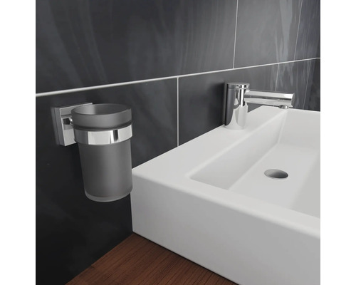 Koupelnové umyvadlo s baterií a kelímkem na zubní kartáčky