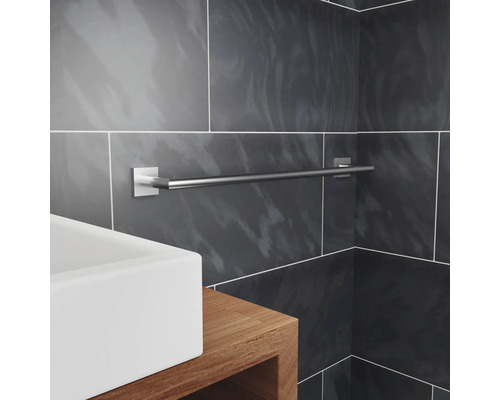 Kovový držák na ručníky v koupelně