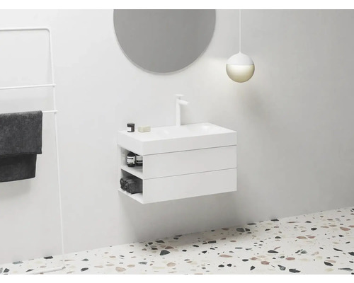 Moderní koupelna s bílým umyvadlem, zrcadlem a držákem na ručníky