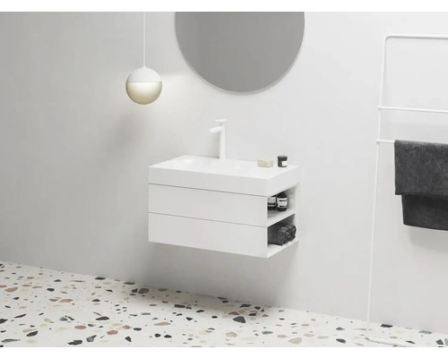 Interiér koupelny s moderním umyvadlem, zrcadlem a držákem na ručníky pro stylové uspořádání.