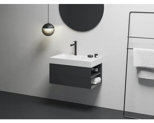 Moderní koupelna s umyvadlem, zrcadlem, lampou a věšákem na ručníky