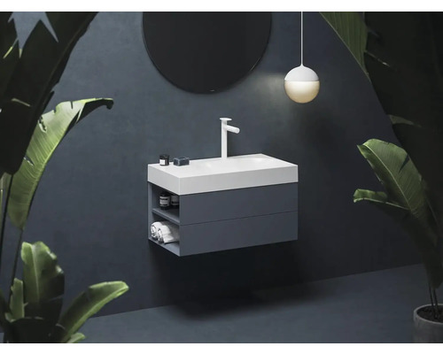 Moderní koupelna s umyvadlovou skříňkou, zrcadlem a osvětlením.