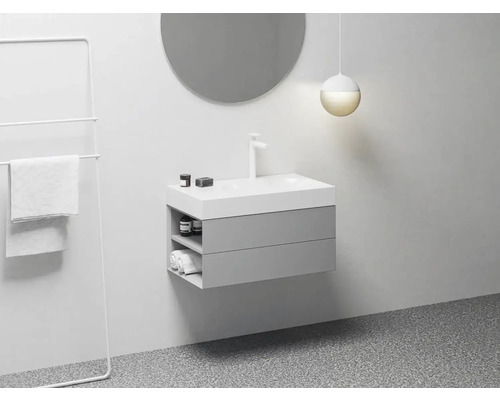 Moderní koupelna s umyvadlovou skříňkou, zrcadlem a držákem na ručníky