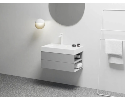 Moderní koupelna s umyvadlovou skříňkou, zrcadlem a držákem na ručníky pro stylový vzhled.