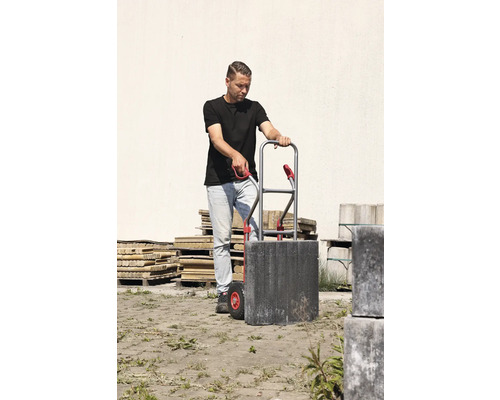 Muž přepravuje dlažební kostky s rudlem.