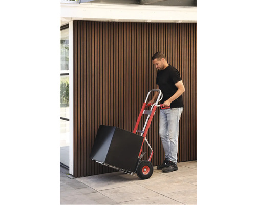 Osoba přepravuje krabici pomocí rudlu.